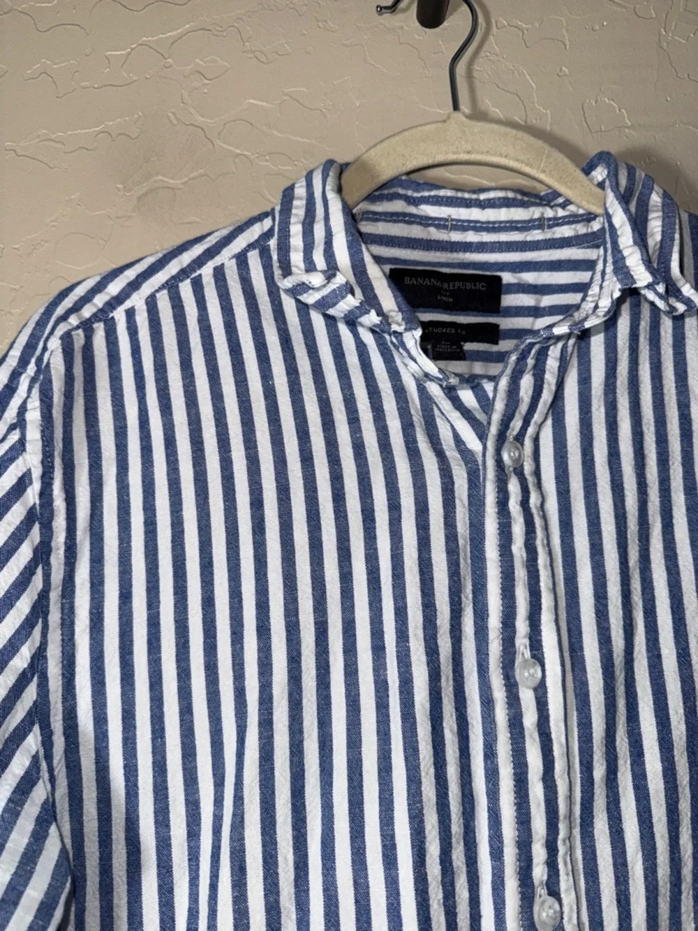 Banana republic mens linen blue and white striped u tucked fit button up shirt